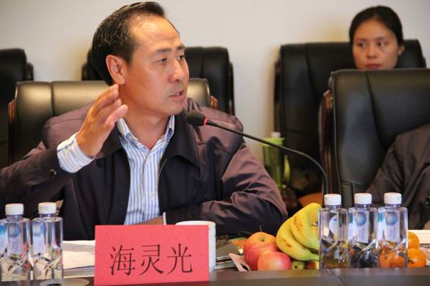 海南省內(nèi)蒙古商會(huì)會(huì)長(zhǎng)、內(nèi)蒙古農(nóng)牧業(yè)產(chǎn)業(yè)化龍頭企業(yè)協(xié)會(huì)海南辦事處主任海靈光介紹對(duì)接情況.JPG