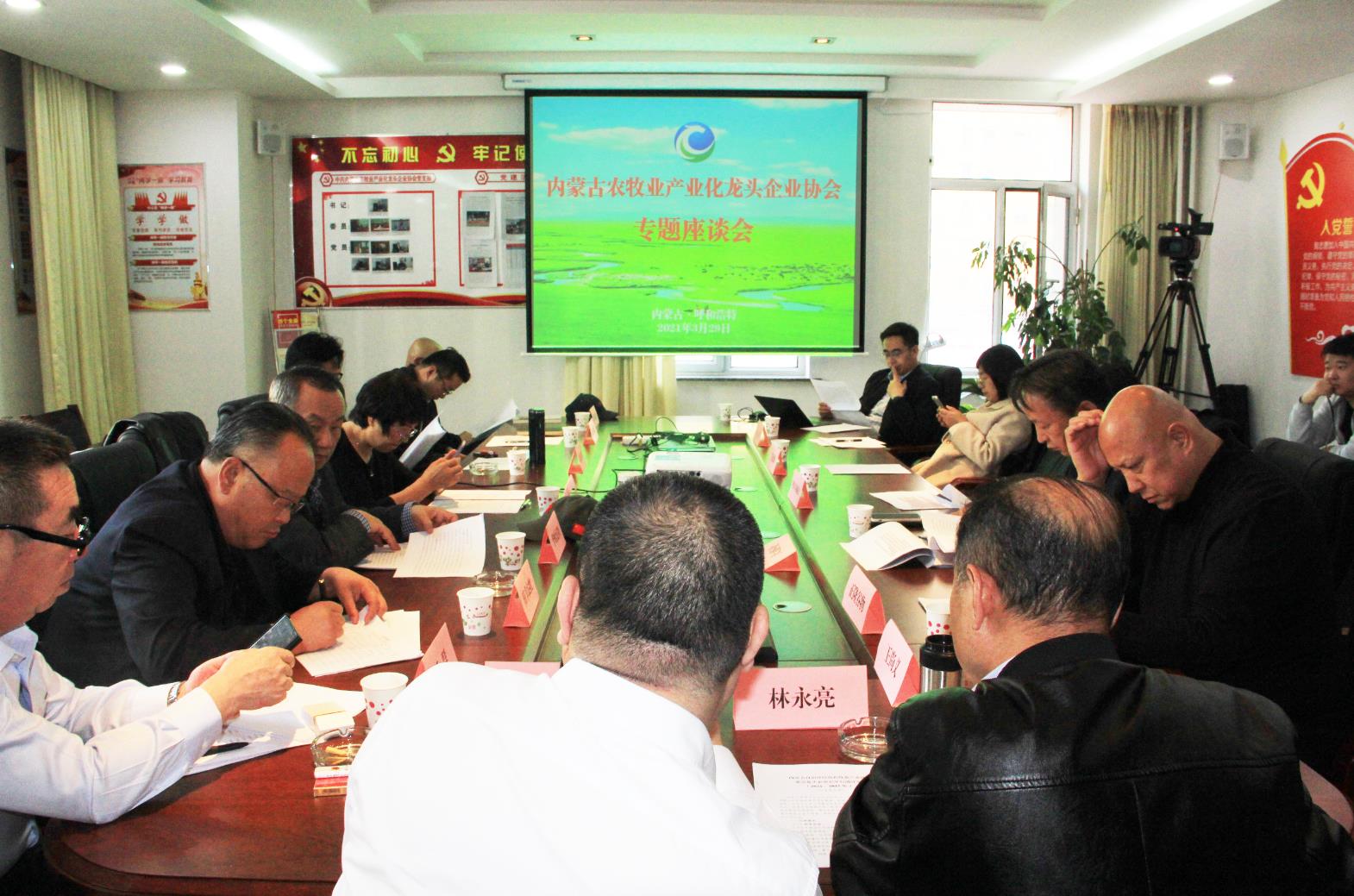 建言獻(xiàn)策，充分發(fā)揮協(xié)會(huì)的組織協(xié)調(diào)能力