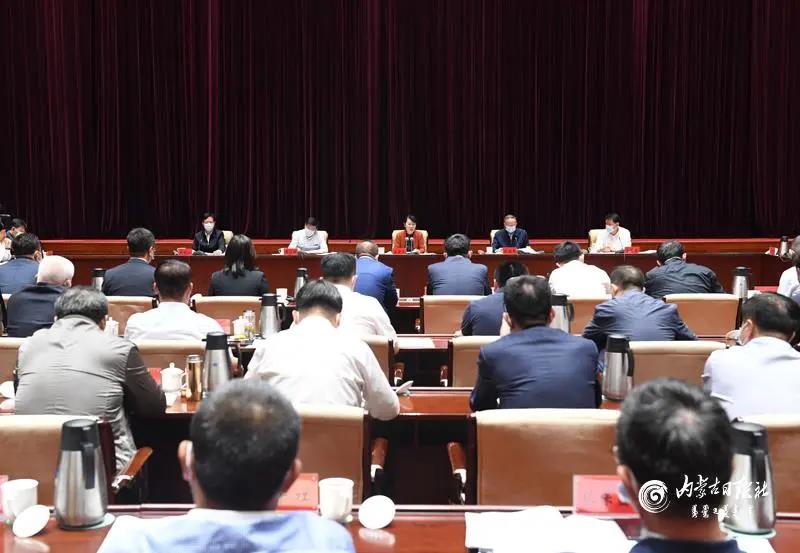 王莉霞主席主持召開自治區(qū)民營(yíng)企業(yè)座談會(huì)，周勇會(huì)長(zhǎng)作專題匯報(bào)